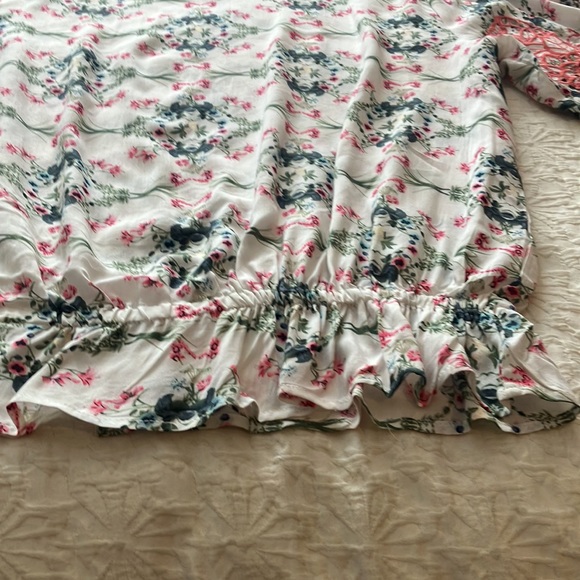 Just listed💙 fabulous rounded neck blouse w/full gathered sleeves w/embroidery - Picture 7 of 12